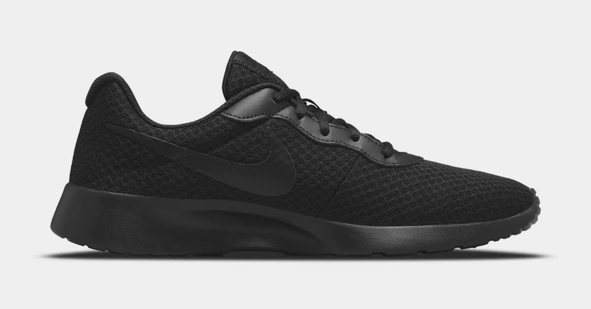 Nike tanjun outlet black on black