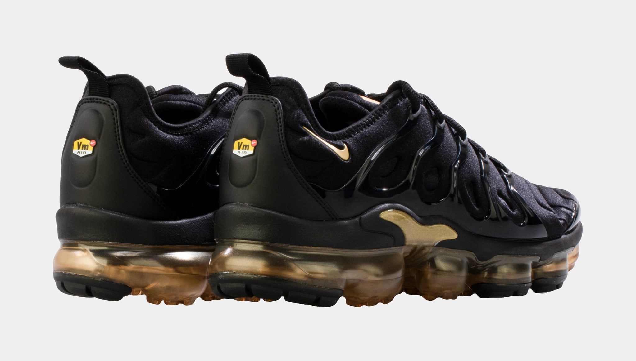 Nike vapormax plus black best sale metallic gold