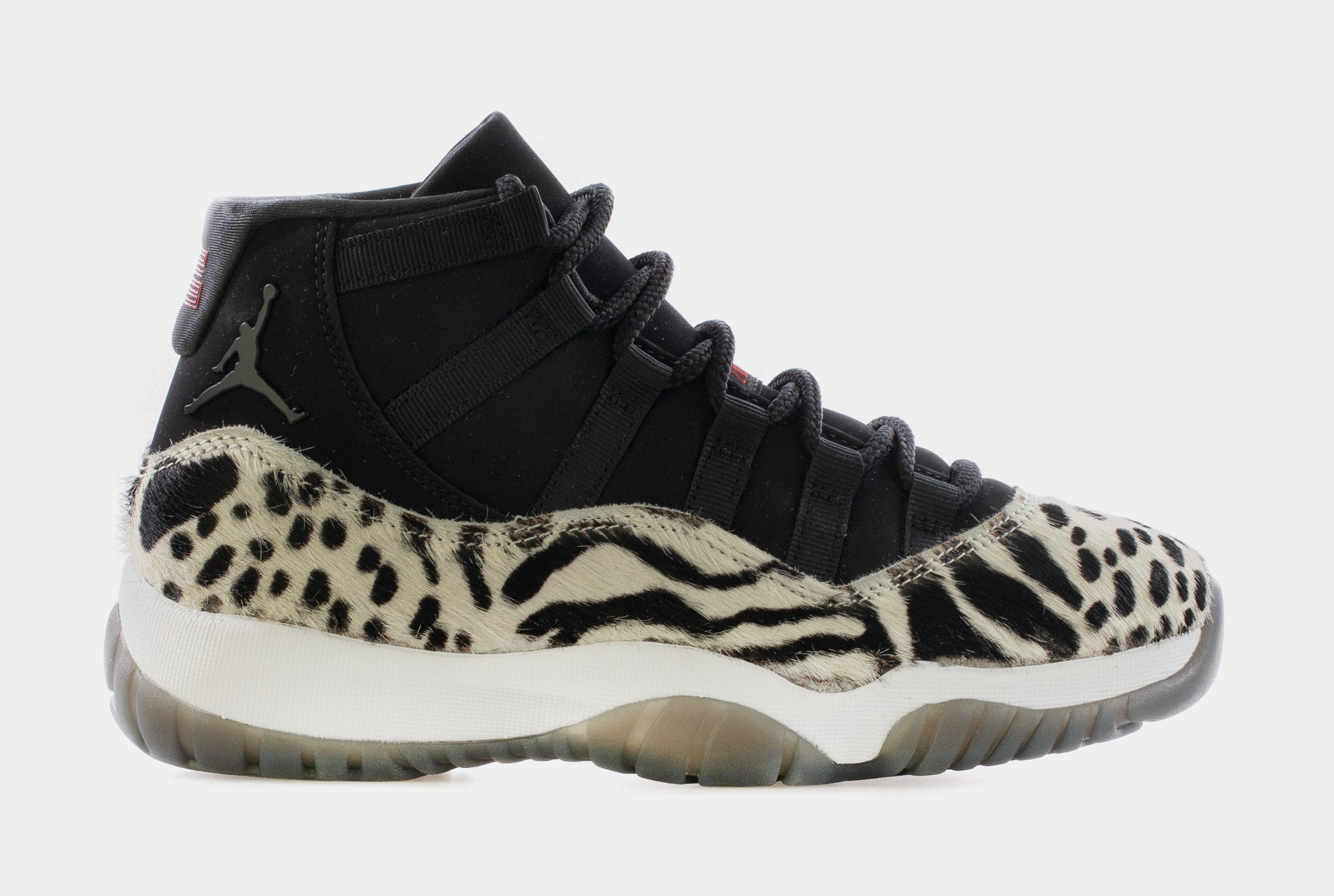 Air Jordan 11 Retro Black and White Womens Lifestyle Shoes  (Black/Beige/White)