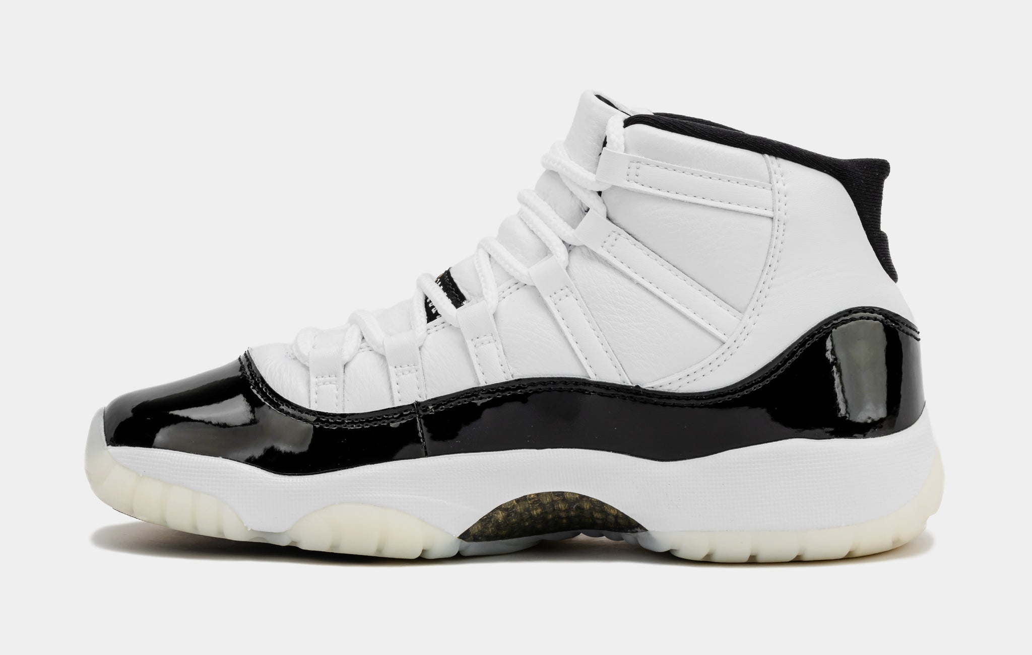 Black and white hot sale jordans 11 retro