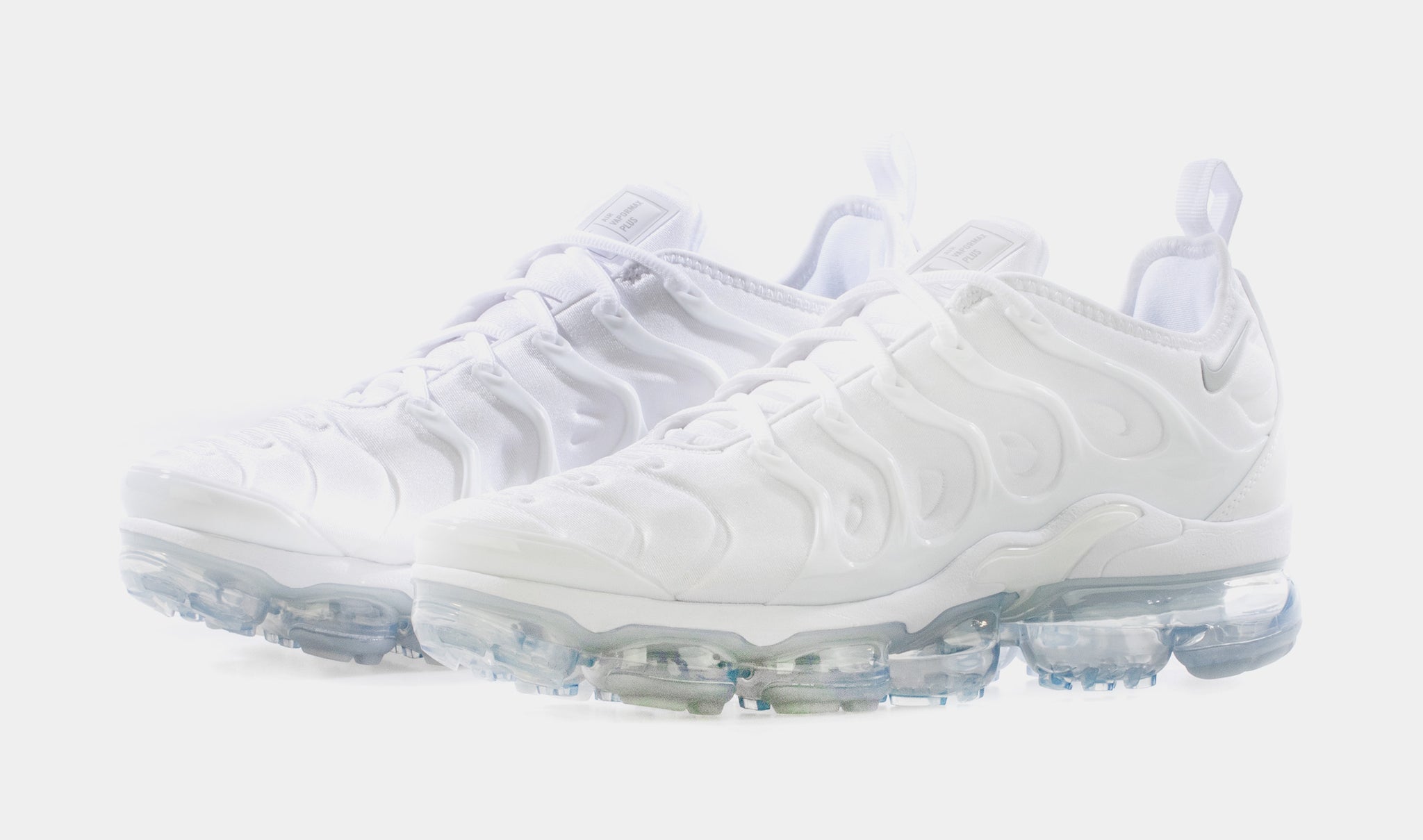 White vapormax shop plus men's