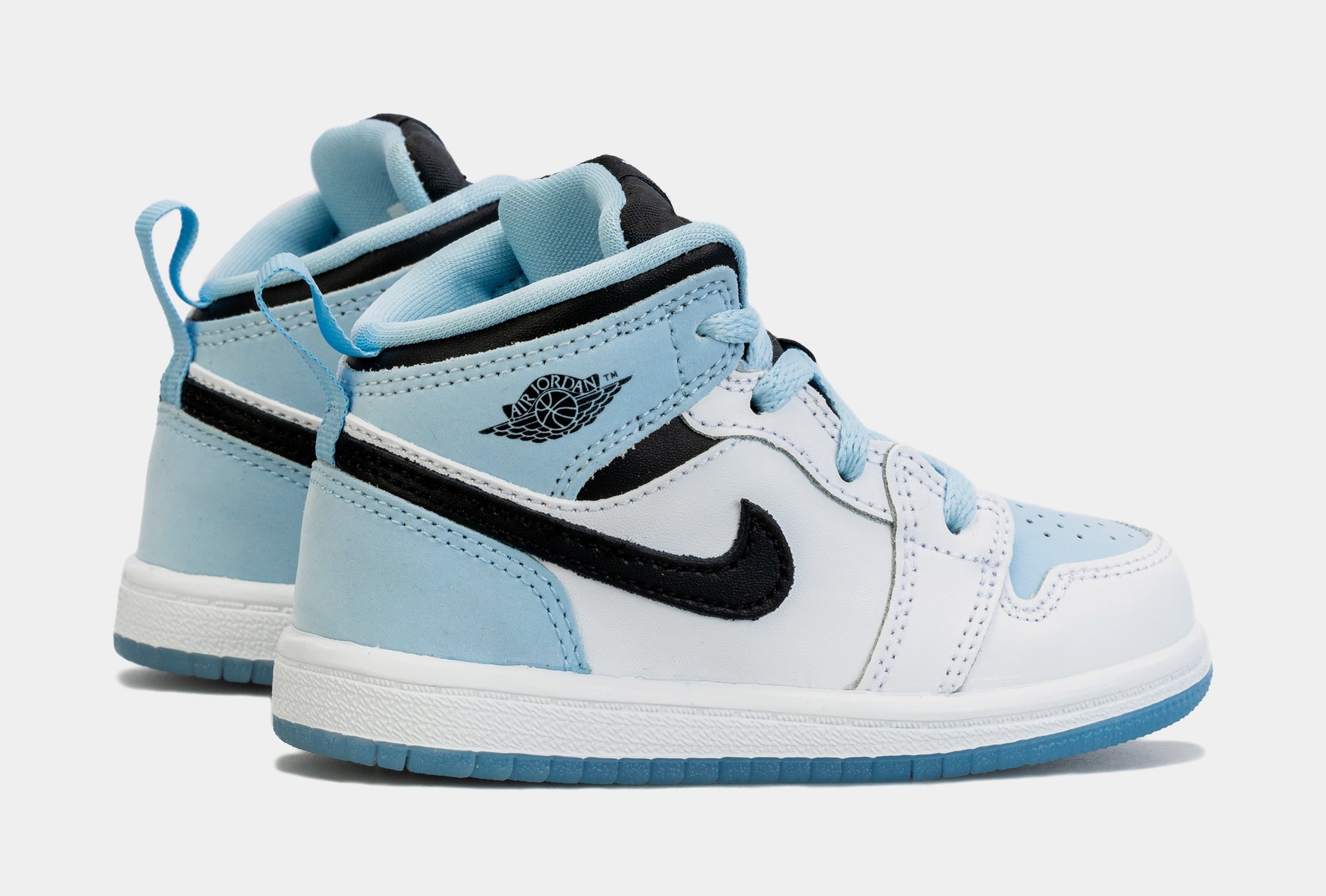 Baby blue and outlet white jordans 1